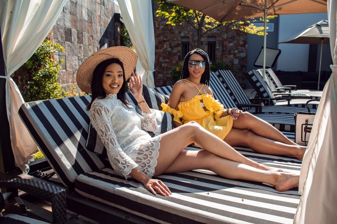 Seven Villa Hotel&Spa Johannesburg Buitenkant foto Two women sunbathing
