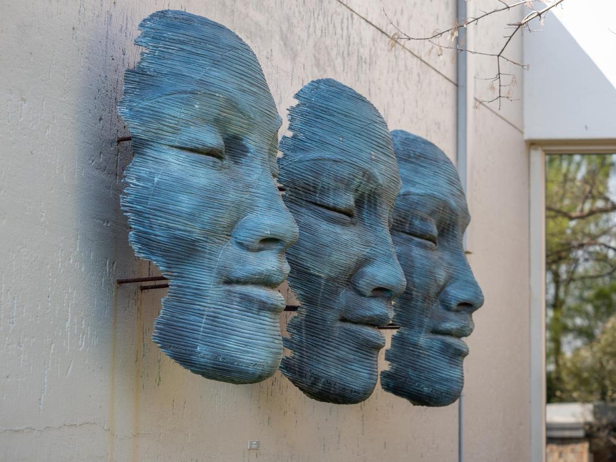 Seven Villa Hotel&Spa Johannesburg Buitenkant foto The sculpture in 2018