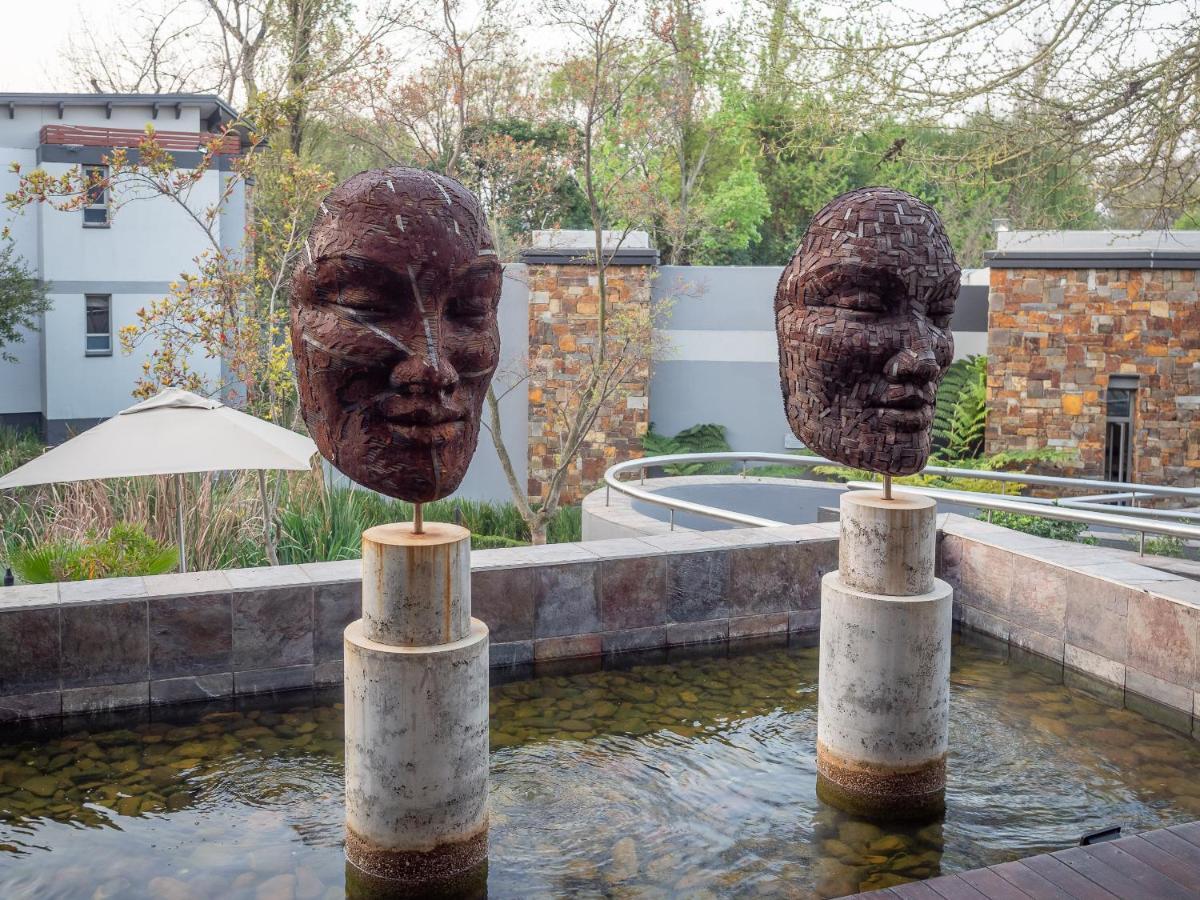 Seven Villa Hotel&Spa Johannesburg Buitenkant foto Sculptures at the entrance of the Apartheid Museum