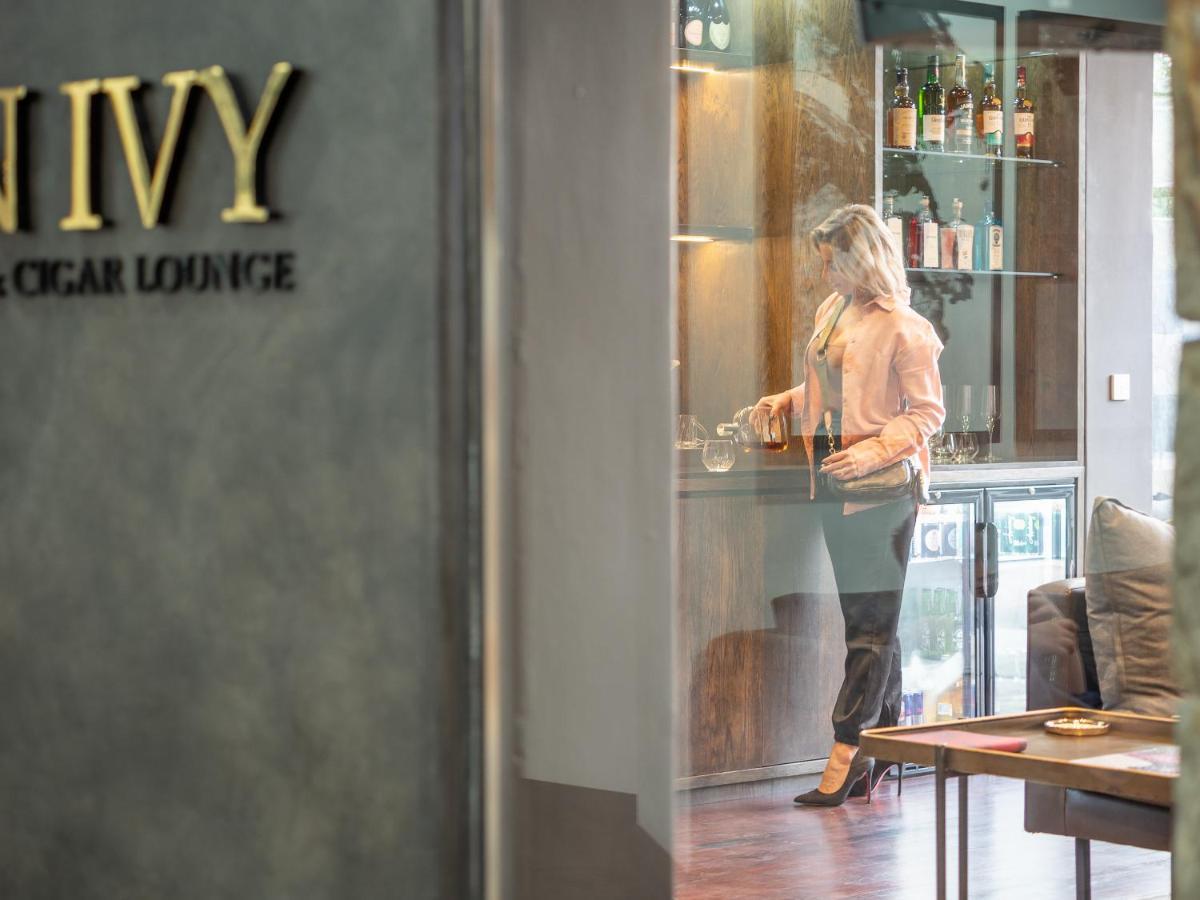 Seven Villa Hotel&Spa Johannesburg Buitenkant foto The Ivy Cigar Lounge