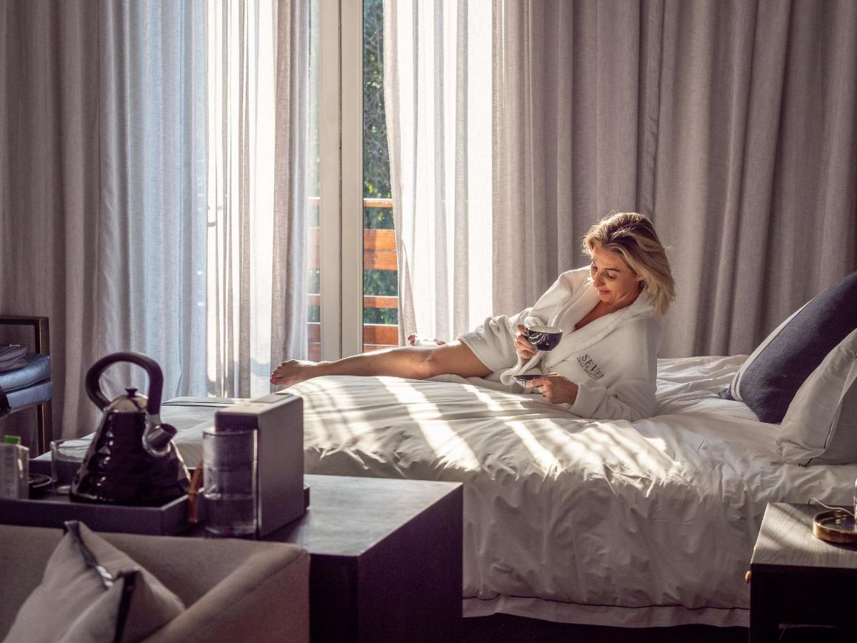 Seven Villa Hotel&Spa Johannesburg Buitenkant foto A woman in a bathrobe