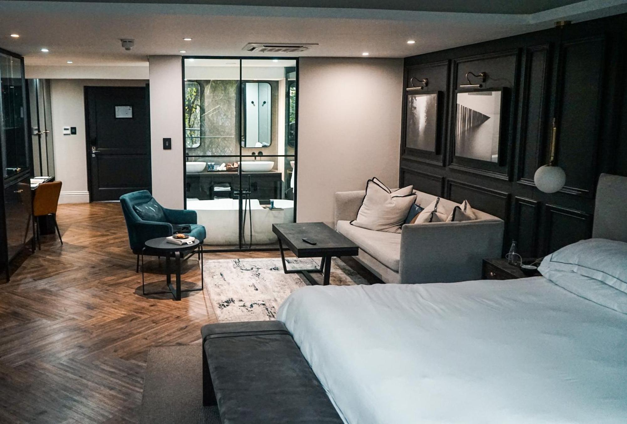 Seven Villa Hotel&Spa Johannesburg Buitenkant foto A suite at the hotel