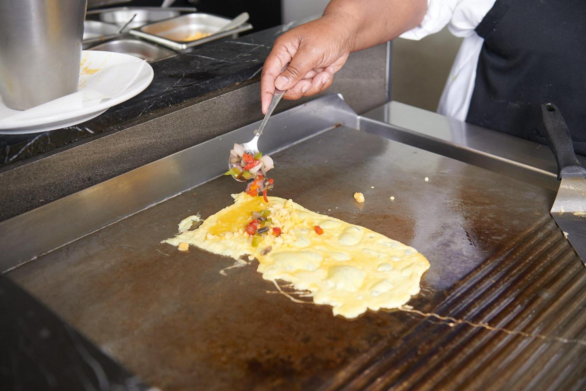 Seven Villa Hotel&Spa Johannesburg Buitenkant foto Preparation of an omelette