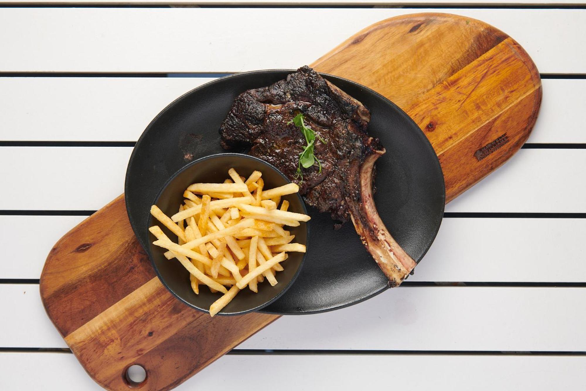 Seven Villa Hotel&Spa Johannesburg Buitenkant foto A steak and chips meal
