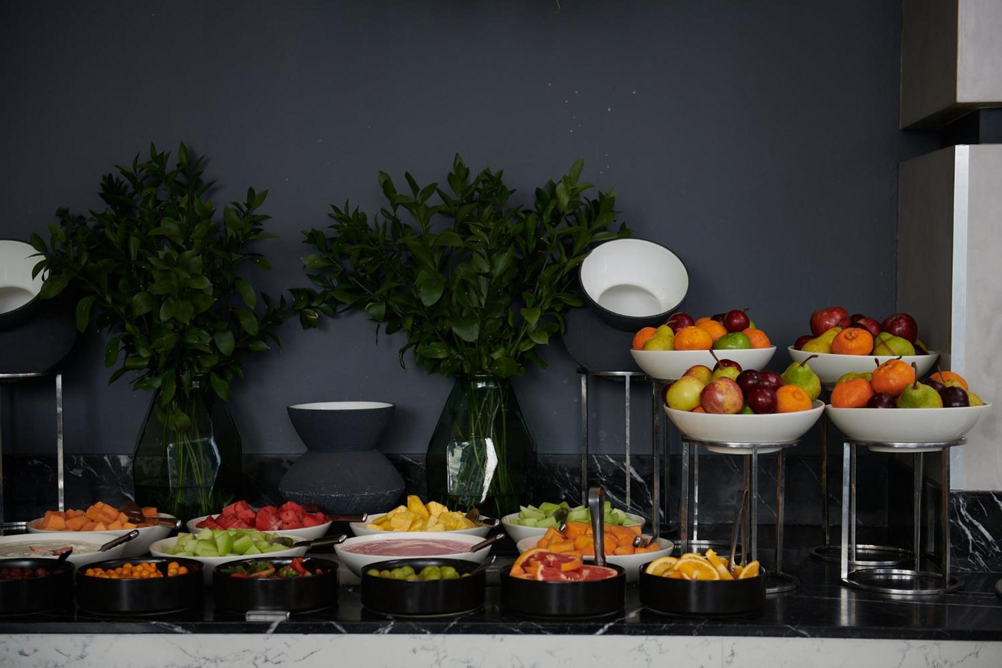 Seven Villa Hotel&Spa Johannesburg Buitenkant foto A fruit salad buffet