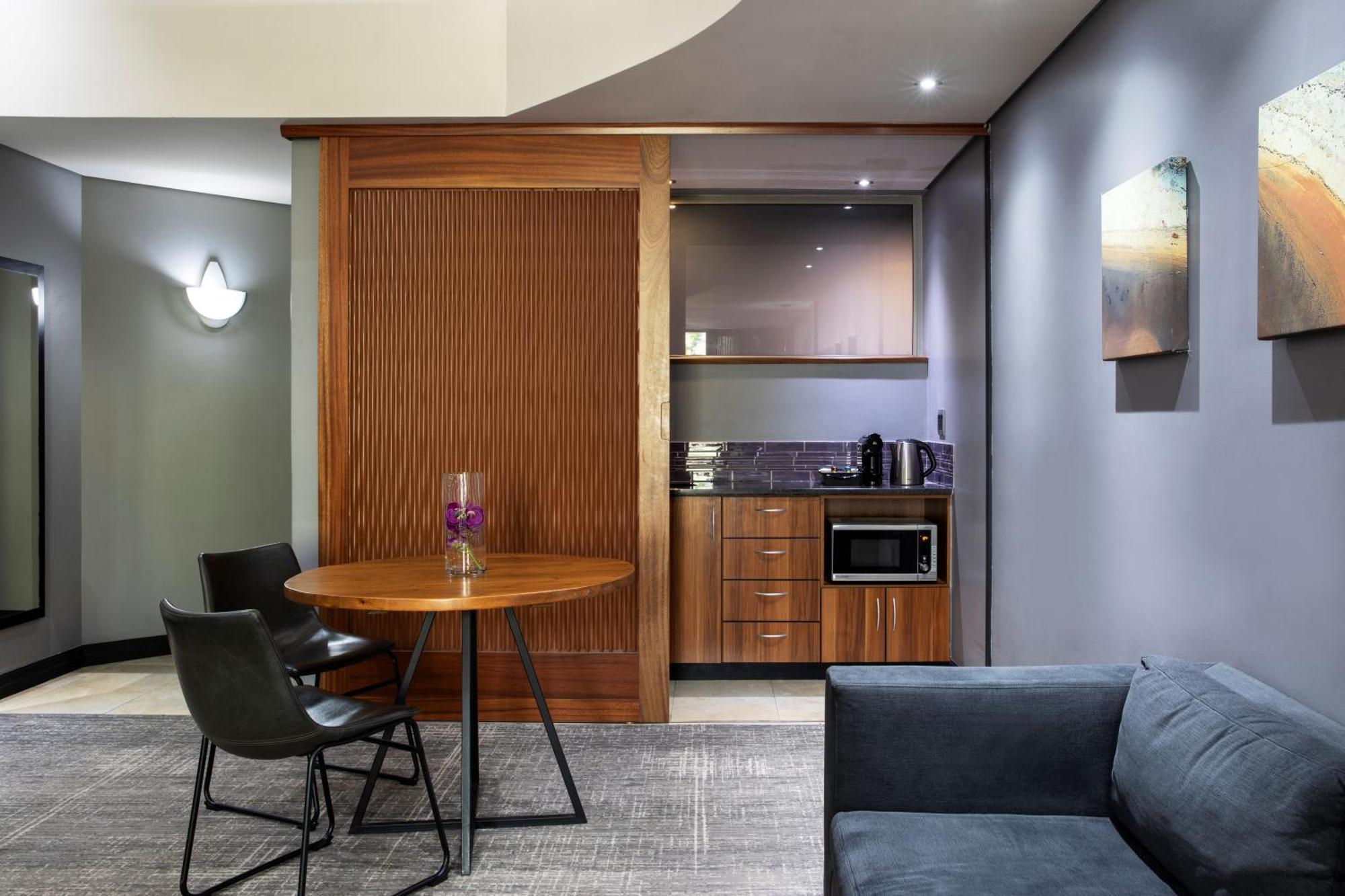 Seven Villa Hotel&Spa Johannesburg Buitenkant foto A suite at the Hilton London Heathrow